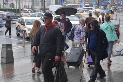 Москва. Пассажиры на вокзале.