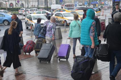 Москва. Пассажиры на вокзале.