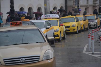 Москва. На стоянке такси.