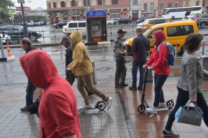 Москва. Прохожие на Комсомольской площади.