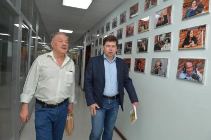 Москва. Корреспондент `Комсомольской правды` Александр Гамов и главный редактор Регионального информационного агентства Московской области (РИАМО) Максим Шарапов (справа) на радиостанции `Комсомольская правда`.