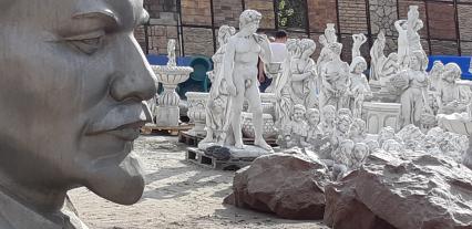 Московская область, Жуковский. Торговля на рынке садовых скульптур.