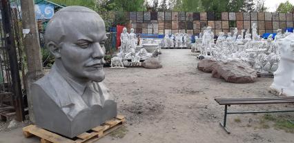 Московская область, Жуковский. Торговля на рынке садовых скульптур.