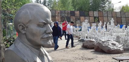 Московская область, Жуковский. Торговля на рынке садовых скульптур.