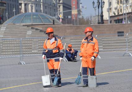 Москва. Сотрудники коммунальных служб убирают на Манежной площади.