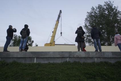 Екатеринбург. Вывоз строительной техники с территории сквера, где планируется строительства храма святой Екатерины. Забор вокруг сквера начали убирать по просьбе митрополита Екатеринбургского и Верхотурского Кирилла. В ночь на 13 мая возведеный забор вокруг сквера, стал причиной длительных противостояний с противниками строительства храма