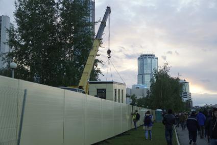 Екатеринбург. Горожане наблюдают за вывозом строительной техники с территории сквера, где планируется строительства храма святой Екатерины. Забор вокруг сквера начали убирать по просьбе митрополита Екатеринбургского и Верхотурского Кирилла. В ночь на 13 мая возведеный забор вокруг сквера, стал причиной длительных противостояний с противниками строительства храма