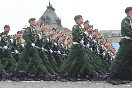 Москва.  Военнослужащие парадных расчетов  на Красной площади во время военного парада, посвященного 74-й годовщине Победы в Великой Отечественной войне.