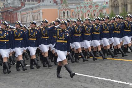 Москва.  Сводный женский парадный расчет Министерства обороны РФ  на Красной площади во время военного парада, посвященного 74-й годовщине Победы в Великой Отечественной войне.