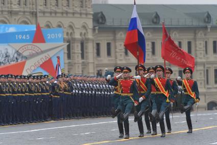 Москва.   Военнослужащие почетного караулана Красной площади во время военного парада, посвященного 74-й годовщине Победы в Великой Отечественной войне.