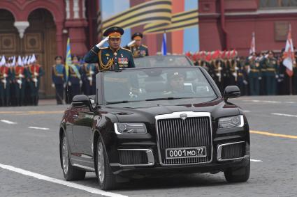 Москва. Министр обороны РФ Сергей Шойгу в кабриолете Aurus Senat на Красной площади во время военного парада, посвященного 74-й годовщине Победы в Великой Отечественной войне.