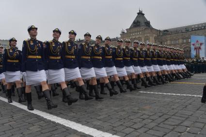 Москва.  Сводный женский парадный расчет Министерства обороны РФ  на Красной площади во время военного парада, посвященного 74-й годовщине Победы в Великой Отечественной войне.