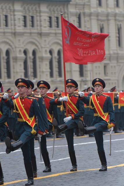 Москва.   Военнослужащие почетного караулана Красной площади во время военного парада, посвященного 74-й годовщине Победы в Великой Отечественной войне.