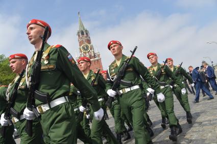 Москва.   Военнослужащие парадных расчетов на Красной площади во время военного парада, посвященного 74-й годовщине Победы в Великой Отечественной войне.