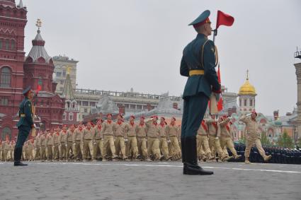 Москва.  Парадный расчет Всероссийского детско-юношеского военно-патриотического общественного движения `Юнармия` на Красной площади во время военного парада, посвященного 74-й годовщине Победы в Великой Отечественной войне.