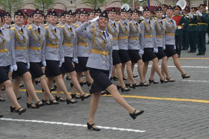 Москва.  Сводный женский парадный расчет Министерства обороны РФ на Красной площади во время военного парада, посвященного 74-й годовщине Победы в Великой Отечественной войне.