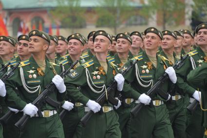 Москва.  Военнослужащие парадных расчетов  на Красной площади во время военного парада, посвященного 74-й годовщине Победы в Великой Отечественной войне.