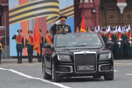 Москва. Министр обороны РФ Сергей Шойгу в кабриолете Aurus Senat на Красной площади во время военного парада, посвященного 74-й годовщине Победы в Великой Отечественной войне.