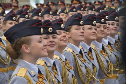 Москва. Сводный женский парадный расчет Министерства обороны РФ на Красной площади во время военного парада, посвященного 74-й годовщине Победы в Великой Отечественной войне.