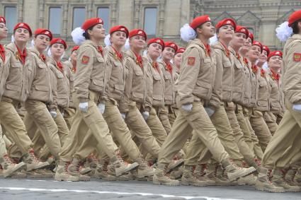 Москва.  Парадный расчет Всероссийского детско-юношеского военно-патриотического общественного движения `Юнармия` на Красной площади во время военного парада, посвященного 74-й годовщине Победы в Великой Отечественной войне.