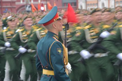 Москва.   Военнослужащие парадных расчетов на Красной площади во время военного парада, посвященного 74-й годовщине Победы в Великой Отечественной войне.