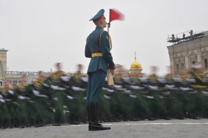 Москва.   Военнослужащие парадных расчетов на Красной площади во время военного парада, посвященного 74-й годовщине Победы в Великой Отечественной войне.