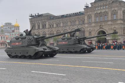 Москва.   Самоходные гаубицы `Мста-СМ` на Красной площади во время военного парада, посвященного 74-й годовщине Победы в Великой Отечественной войне.