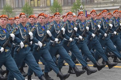 Москва. Военнослужащие парадных расчетов на Красной площади во время военного парада, посвященного 74-й годовщине Победы в Великой Отечественной войне.