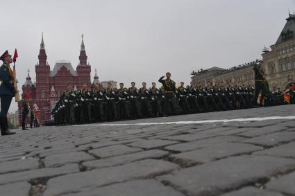 Москва.   Военнослужащие парадных расчетов на Красной площади во время военного парада, посвященного 74-й годовщине Победы в Великой Отечественной войне.