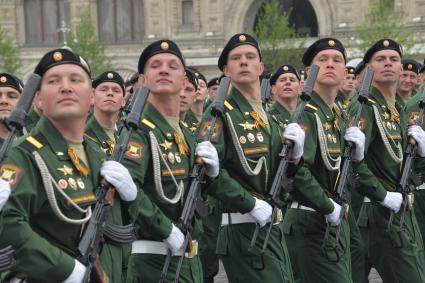 Москва. Военнослужащие парадных расчетов на Красной площади во время военного парада, посвященного 74-й годовщине Победы в Великой Отечественной войне.