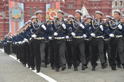 Москва.  Курсанты Черноморского высшего военно-морского училища имени П. С. Нахимова на Красной площади во время военного парада, посвященного 74-й годовщине Победы в Великой Отечественной войне.