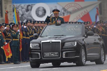 Москва. Министр обороны РФ Сергей Шойгу в кабриолете Aurus Senat на Красной площади во время военного парада, посвященного 74-й годовщине Победы в Великой Отечественной войне.