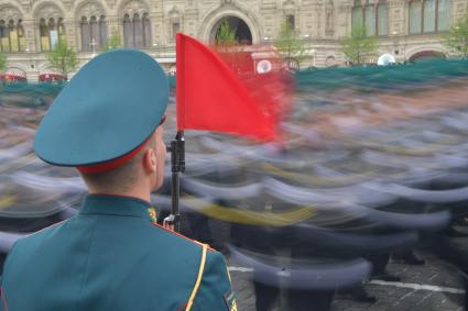 Москва.   Военнослужащие парадных расчетов на Красной площади во время военного парада, посвященного 74-й годовщине Победы в Великой Отечественной войне.