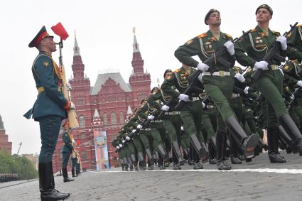 Москва.   Военнослужащие парадных расчетов на Красной площади во время военного парада, посвященного 74-й годовщине Победы в Великой Отечественной войне.