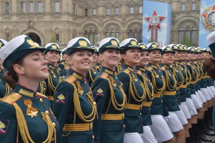 Москва.  Сводный женский парадный расчет Министерства обороны РФ  на Красной площади во время военного парада, посвященного 74-й годовщине Победы в Великой Отечественной войне.