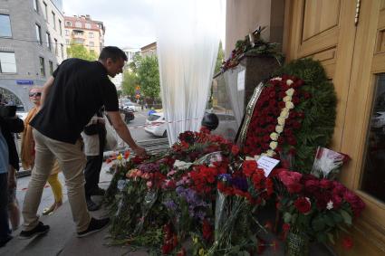 Москва. Мужчина кладет цветы к зданию редакции `Говорит Москва`в память о главном редакторе  радиостанции Сергее Доренко.