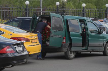 Москва. У похоронного дома `Троекурово`, где должно было состояться прощание с журналистом Сергеем Доренко, отмененным из-за повторной экспертизы.