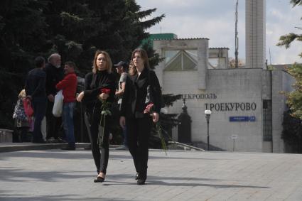 Москва. У похоронного дома `Троекурово`, где должно было состояться прощание с журналистом Сергеем Доренко, отмененным из-за повторной экспертизы.