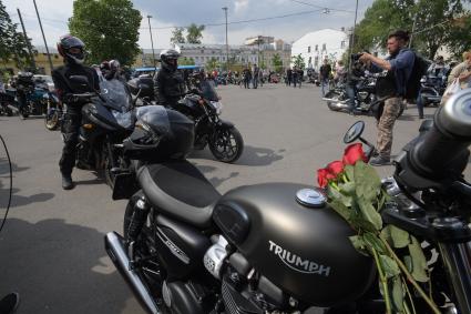 Москва. Байкеры у здания  редакции `Говорит Москва` собрались почтить  память главного редактора  радиостанции Сергея Доренко.