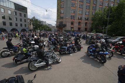 Москва. Байкеры у здания  редакции `Говорит Москва` собрались почтить  память главного редактора  радиостанции Сергея Доренко.