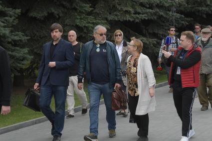 Москва. Экономист Михаил Хазин ( в центре) у  похоронного дома `Троекурово`, где должно было состояться прощание с журналистом Сергеем Доренко, отмененным из-за повторной экспертизы.