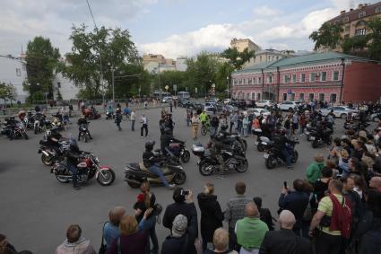 Москва. Байкеры у здания  редакции `Говорит Москва` собрались почтить  память главного редактора  радиостанции Сергея Доренко.