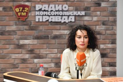 Москва. Телеведущая Тина Канделаки на радиостанции `Комсомольская правда`.