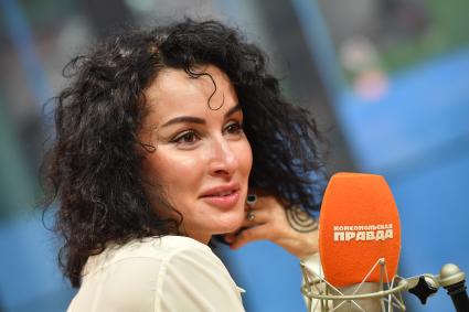 Москва. Телеведущая Тина Канделаки на радиостанции `Комсомольская правда`.