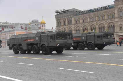 Москва.   Ракетный комплекс `Искандер-М` на Красной площади во время военного парада, посвященного 74-й годовщине Победы в Великой Отечественной войне.