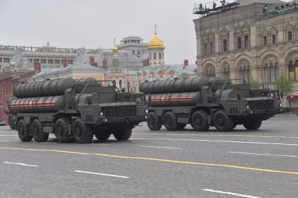 Москва. Пусковые установки ЗРС С-400 `Триумф` на Красной площади во время военного парада, посвященного 74-й годовщине Победы в Великой Отечественной войне.