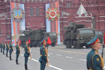 Москва. Зенитный ракетно-пушечный комплекс `Панцирь-С`  на Красной площади во время военного парада, посвященного 74-й годовщине Победы в Великой Отечественной войне.