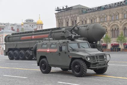 Москва. Бронеавтомобиль `Тигр-М` и автономная пусковая установка ПГРК `Ярс` (на втором плане) на Красной площади во время военного парада, посвященного 74-й годовщине Победы в Великой Отечественной войне.