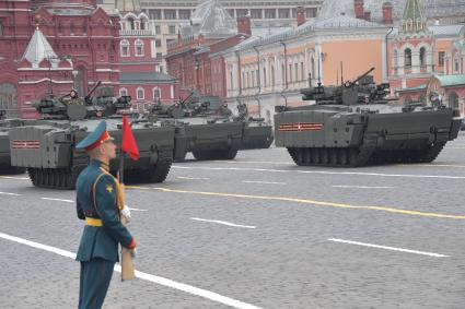 Москва. Боевая машина пехоты (БМП) на гусеничной платформе `Курганец-25` на Красной площади во время военного парада, посвященного 74-й годовщине Победы в Великой Отечественной войне.