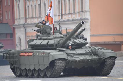 Москва. Танк Т-72БЗ на Красной площади во время военного парада, посвященного 74-й годовщине Победы в Великой Отечественной войне.